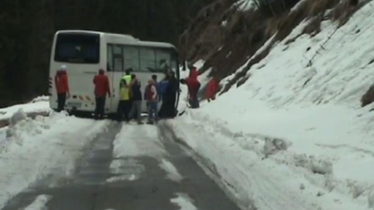 autocar impotmolit in zapada in muntii bucegi video