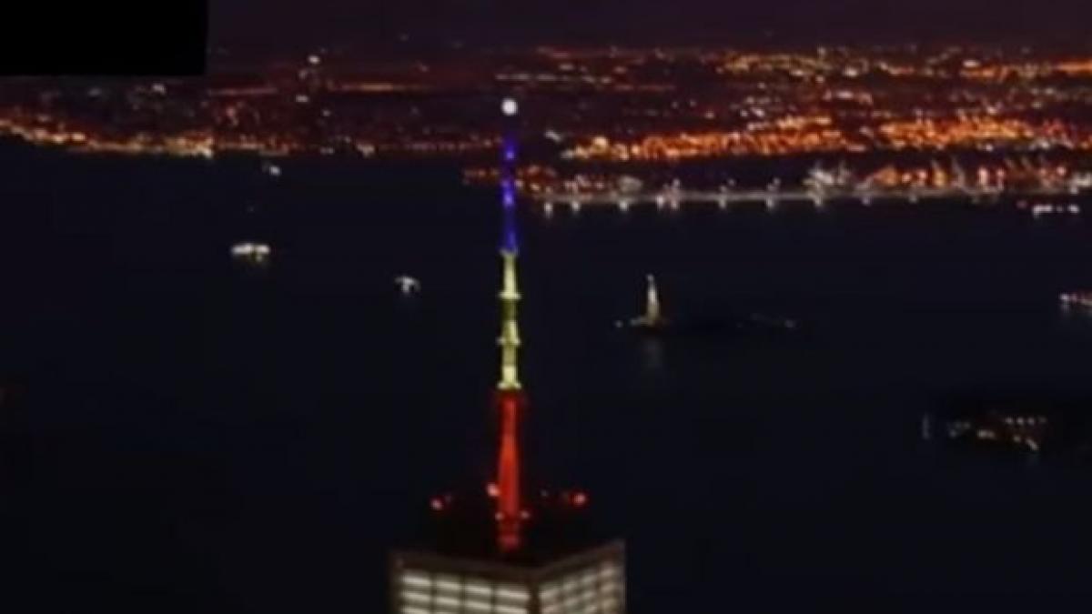gafa la new york cladirea one wtc luminata in rosu galben si albastru in loc de culorile belgiei