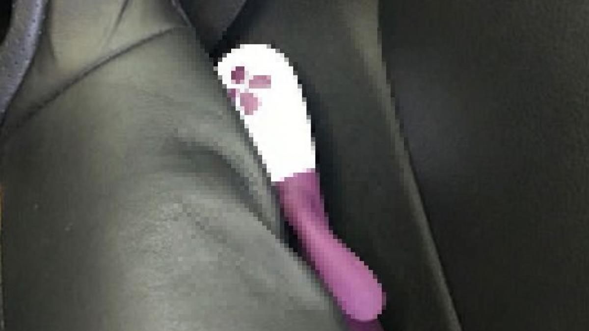 si a uitat un obiect intim intr un taxi apoi a primit un mesaj soferul a ajuns la usa ei iar ea