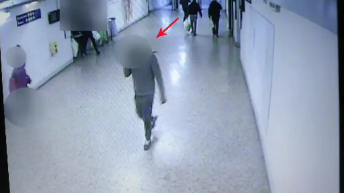 imagini socante cu romanul care a lovit cu ciocanul o tanara in italia video