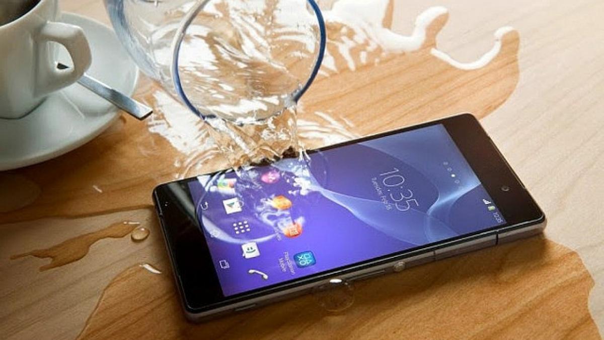 ghidul extrem de simplu ca sa salvezi smartphone ul cazut in apa