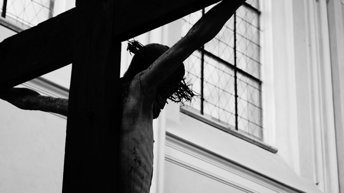 isis va crucifica un preot in vinerea mare