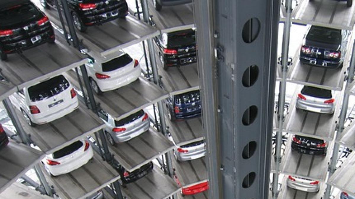 socant o soferita a cazut 4 etaje intr o parcare video