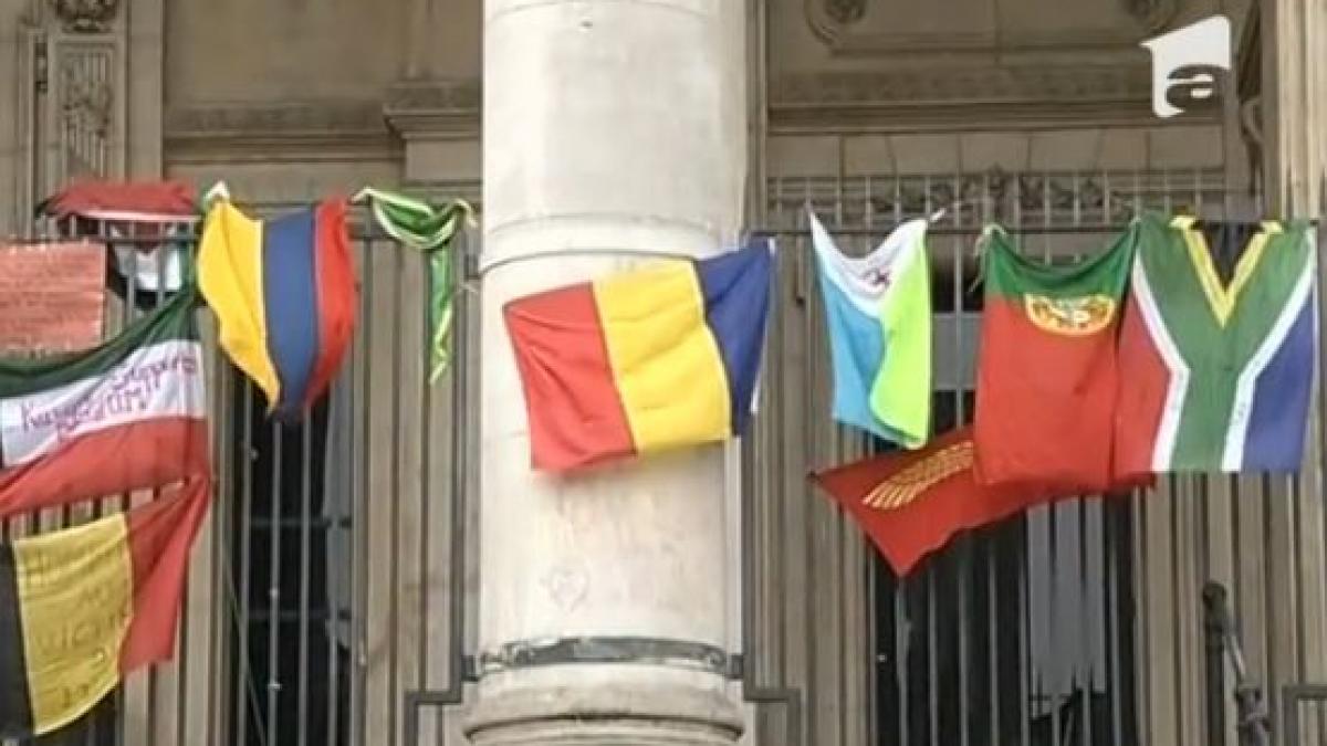 steagul romaniei afisat in piata in care sunt comemorate victimele atentatelor de la bruxelles