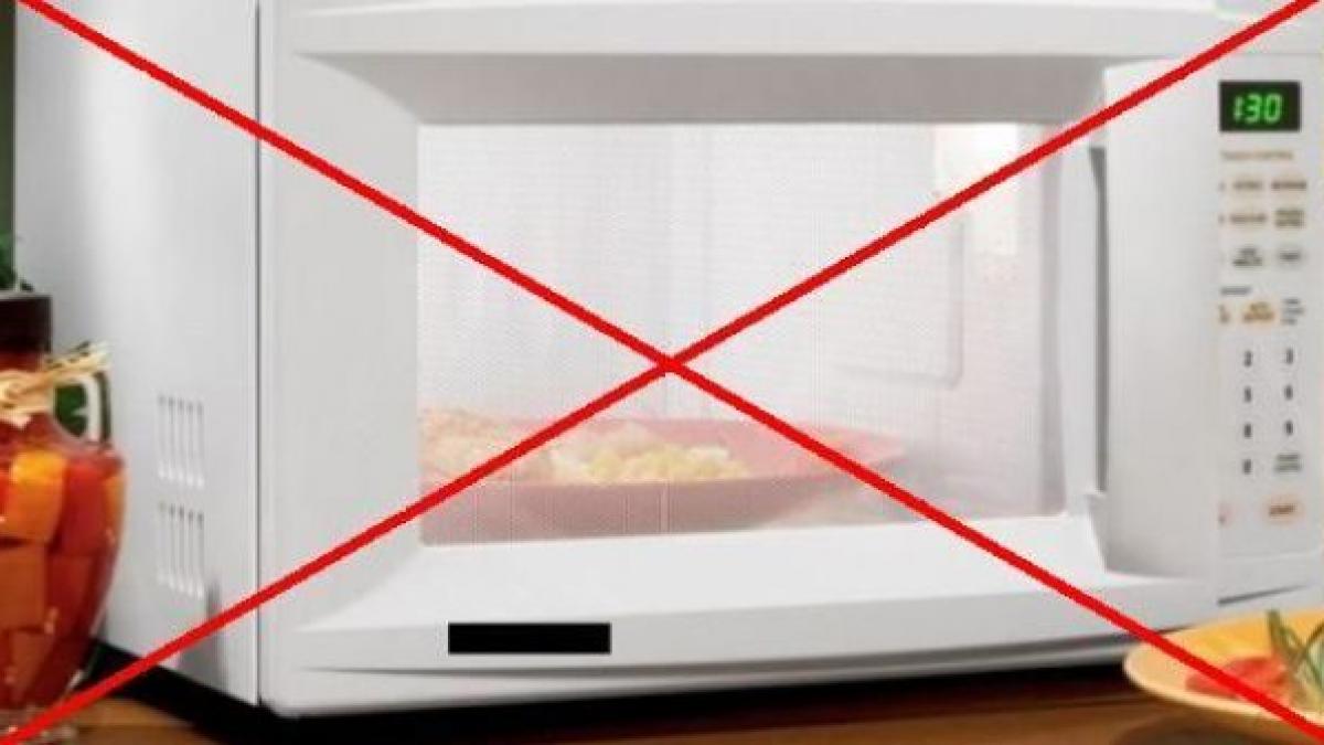 3 lucruri pe care sa nu le pui niciodata in cuptorul cu microunde