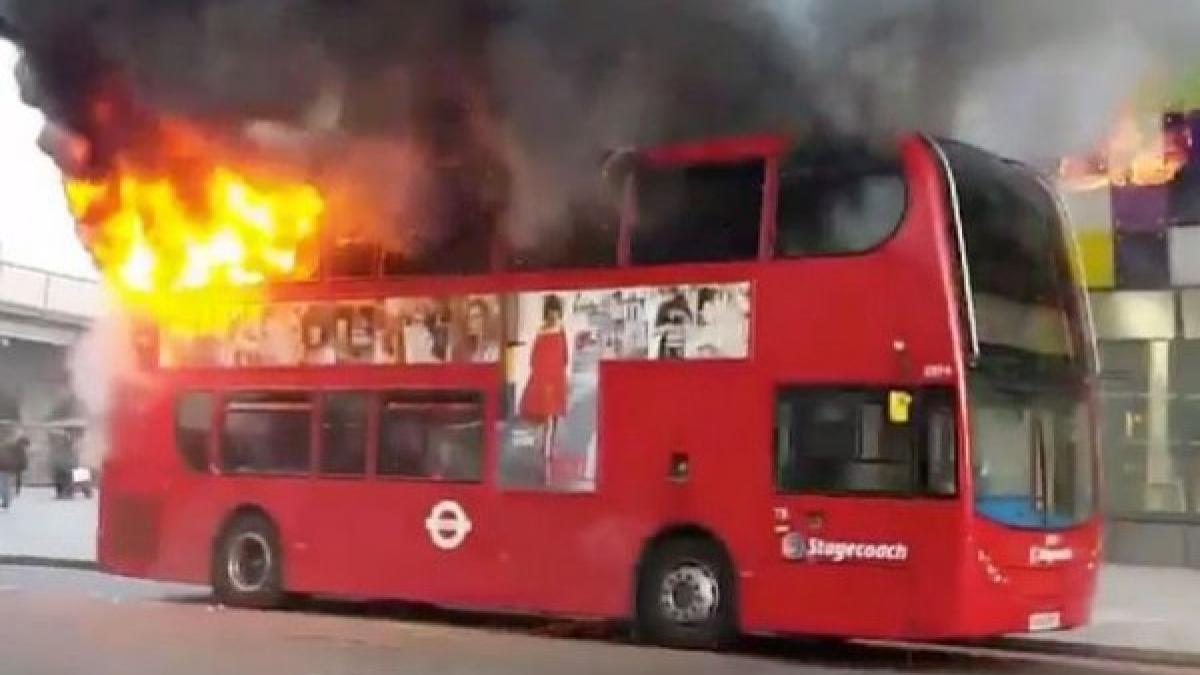 panica in londra un autobuz cu etaj a luat foc in plina strada