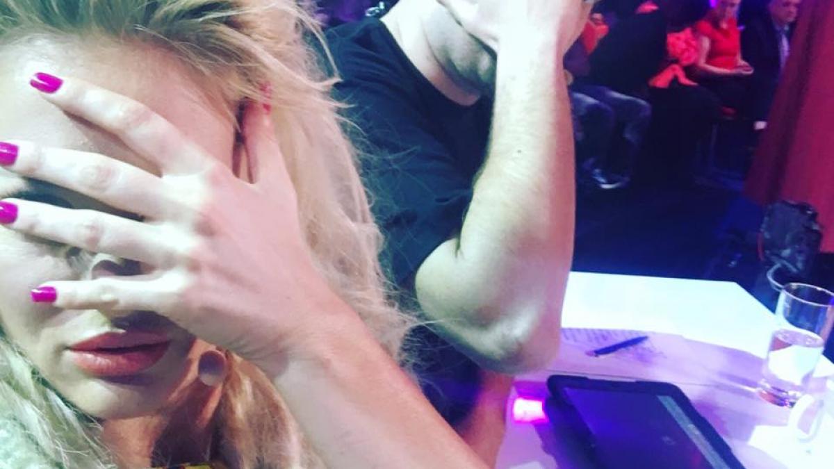 cheloo conduce o masina mai ieftina decat geanta deliei crede ma ca te bat aici in fata camerelor