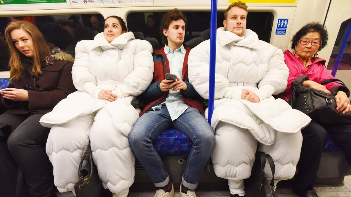 motivul nebunesc pentru care cei doi au calatorit spre munca imbracati asa foto