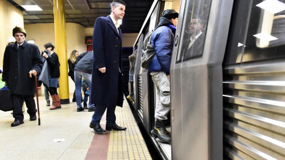 panica la metroul bucurestean circulatie oprita calatori evacuati