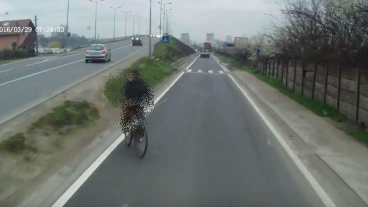 accident mortal surprins de camera de bord momentul in care un biciclist ajunge sub rotile unui tir