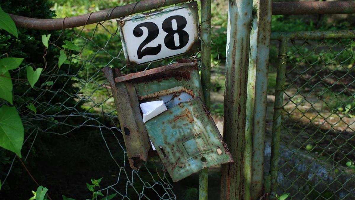 o postarita a fugit cu banii de curent ai satenilor