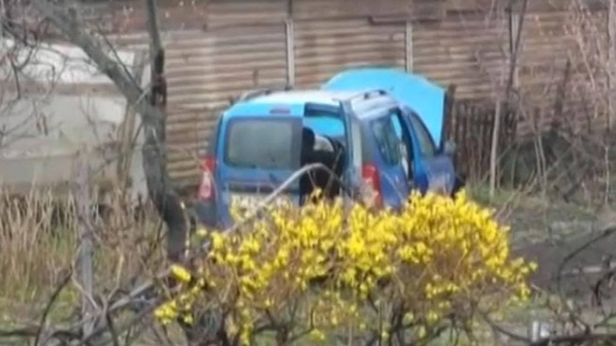 prahova un sofer a ajuns din trafic cu tot cu masina in curtea unor localnici