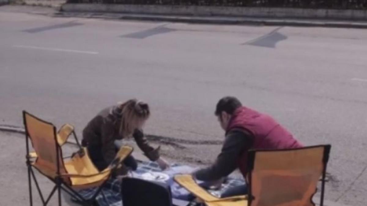 protest inedit facut de doi tineri in plina strada impotriva gropilor din bucuresti