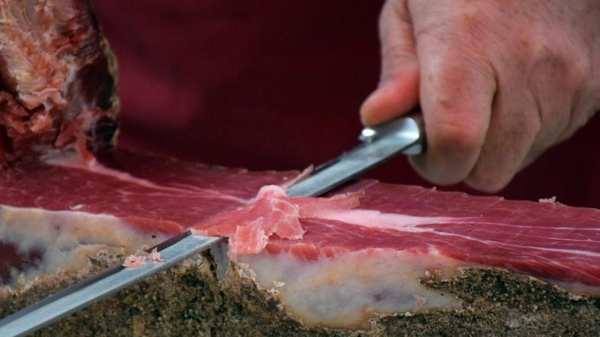 seful unui cunoscut magazin din romania sustine ca i s ar fi cerut sa vanda carne expirata spalata