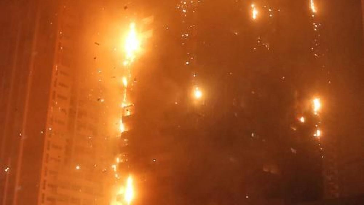 un incendiu de proportii a cuprins doua turnuri locuite din dubai