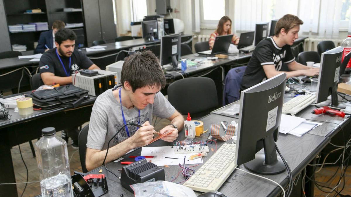 tineri romani premiati in strainatate