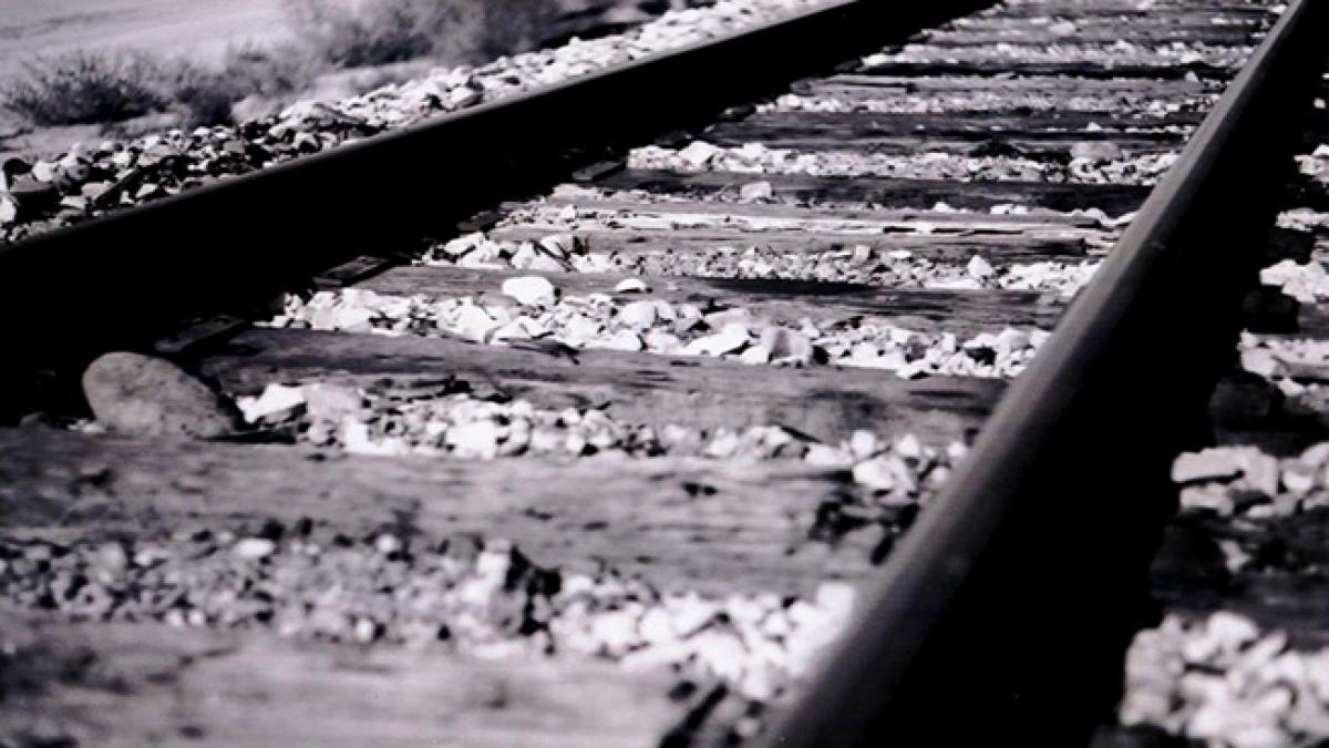 un iesean s a aruncat in fata trenului