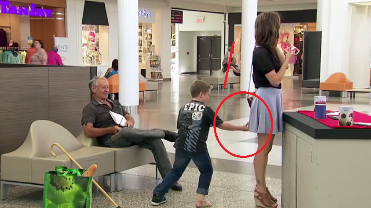 un pusti ridica fusta unei tipe sexy ce se intampla imediat dupa e fabulos