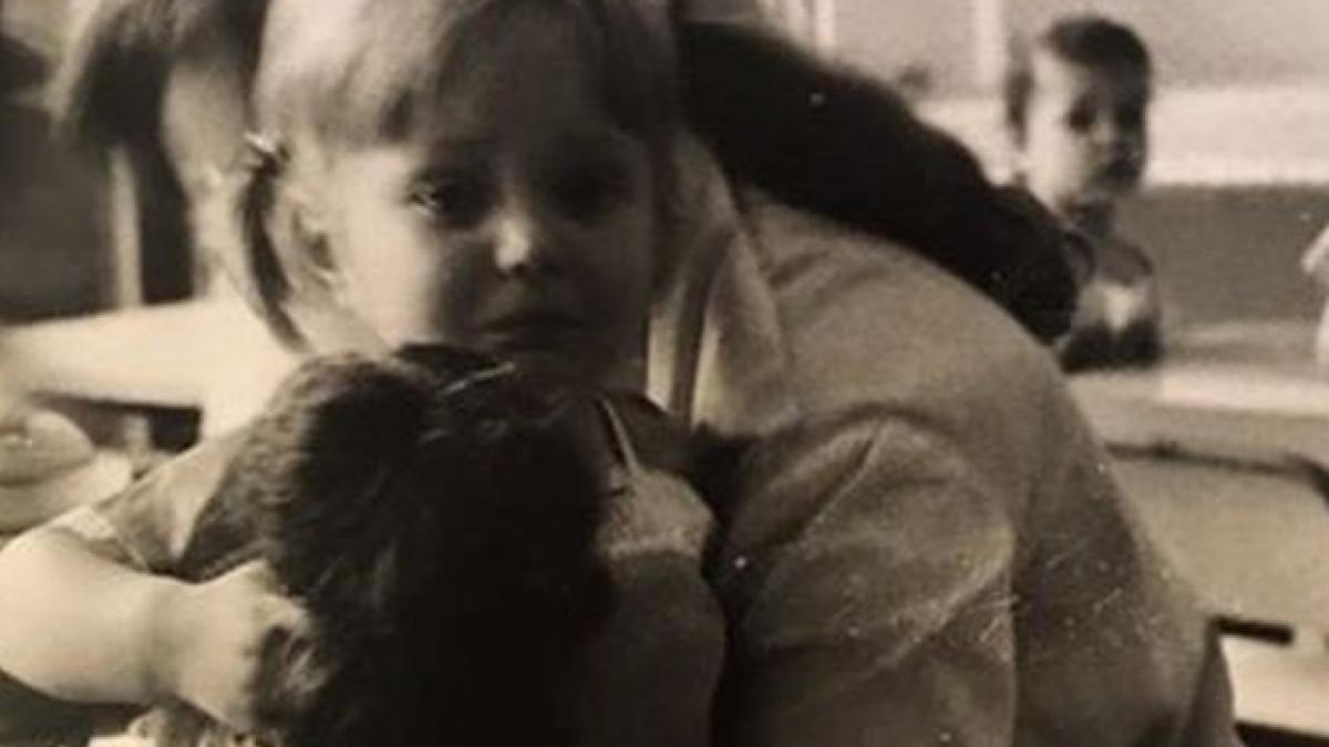 acum este una dintre cele mai populare artiste din romania cine este fetita din poza ai ghicit