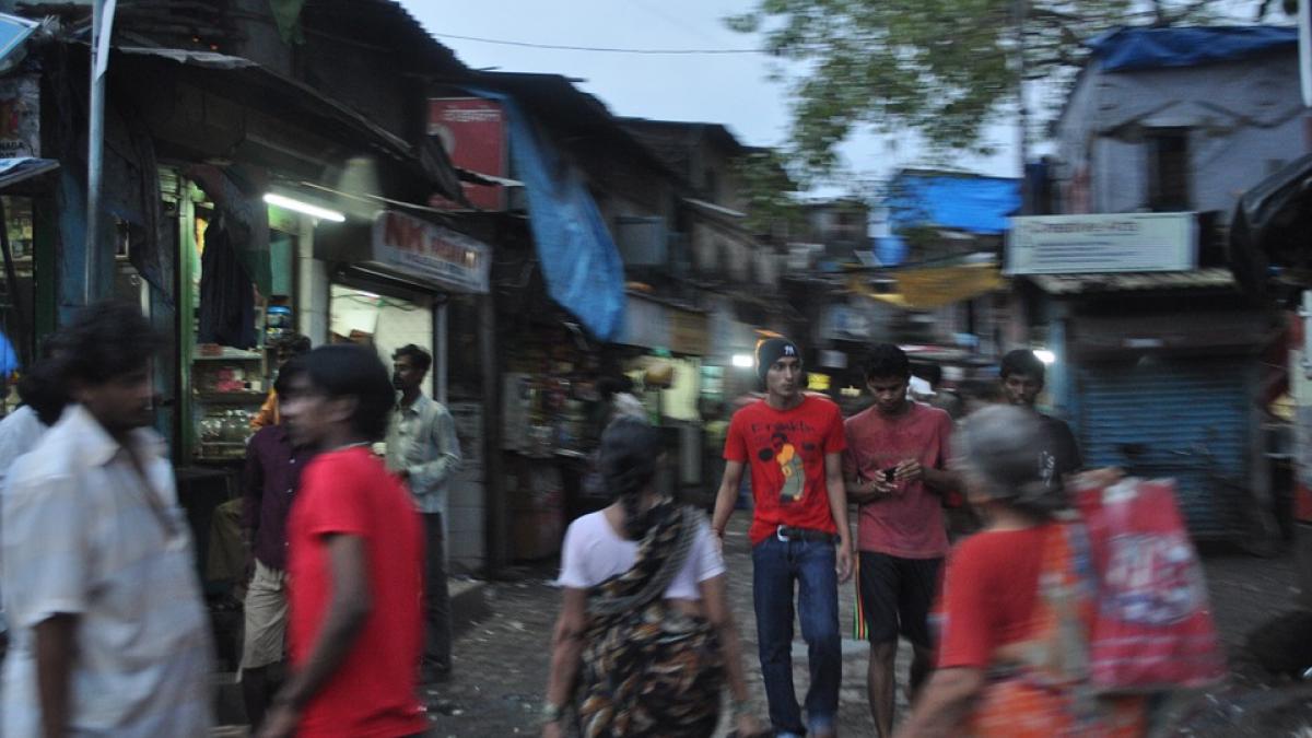 cel putin 10 morti dupa prabusirea unei pasarele peste o sosea in india situatia este ingrozitoare