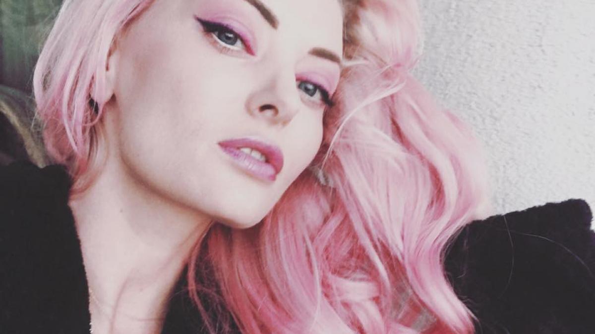 fotografie socanta postata de delia ce si a scris o fana pe sani