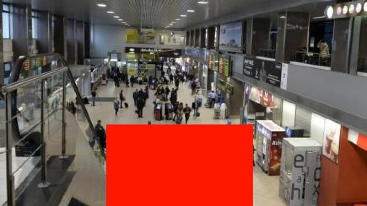 imagini socante in aeroport lumea a privit uimita spectacolul grotesc s a dezbracat complet si
