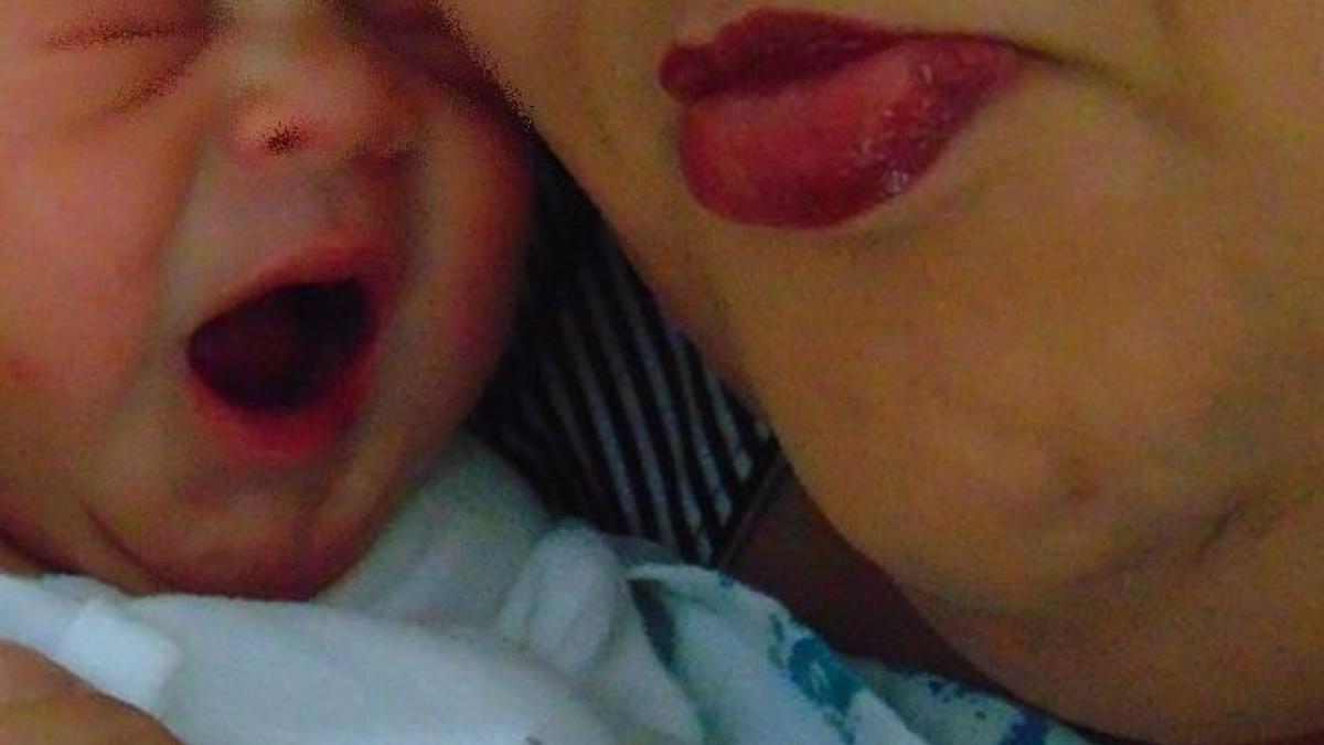 a iesit urland pe strada si tinea copilul in brate vecinii au fost socati cand au vazut bebelusul