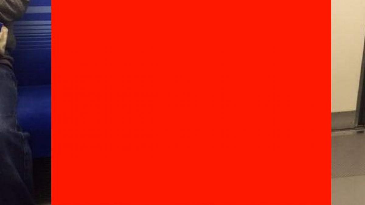 aparitie surpriza la metrou oamenii nu si puteau dezlipi privirile de la ea