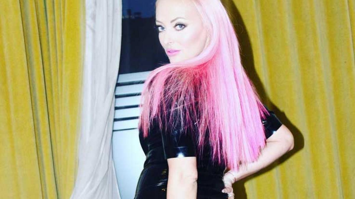 delia jignita dupa ce a pus poza asta ce fund are blonda pari foarte grasa