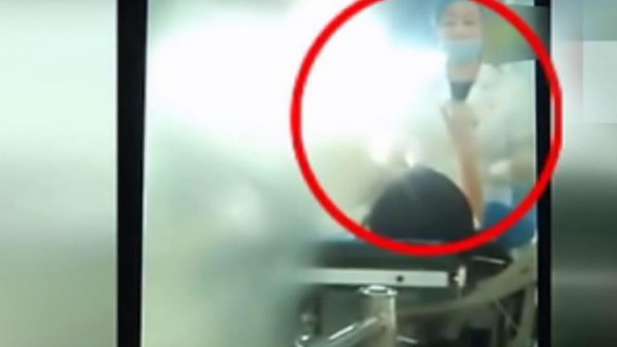 femeie batuta de ginecolog pe masa de operatie