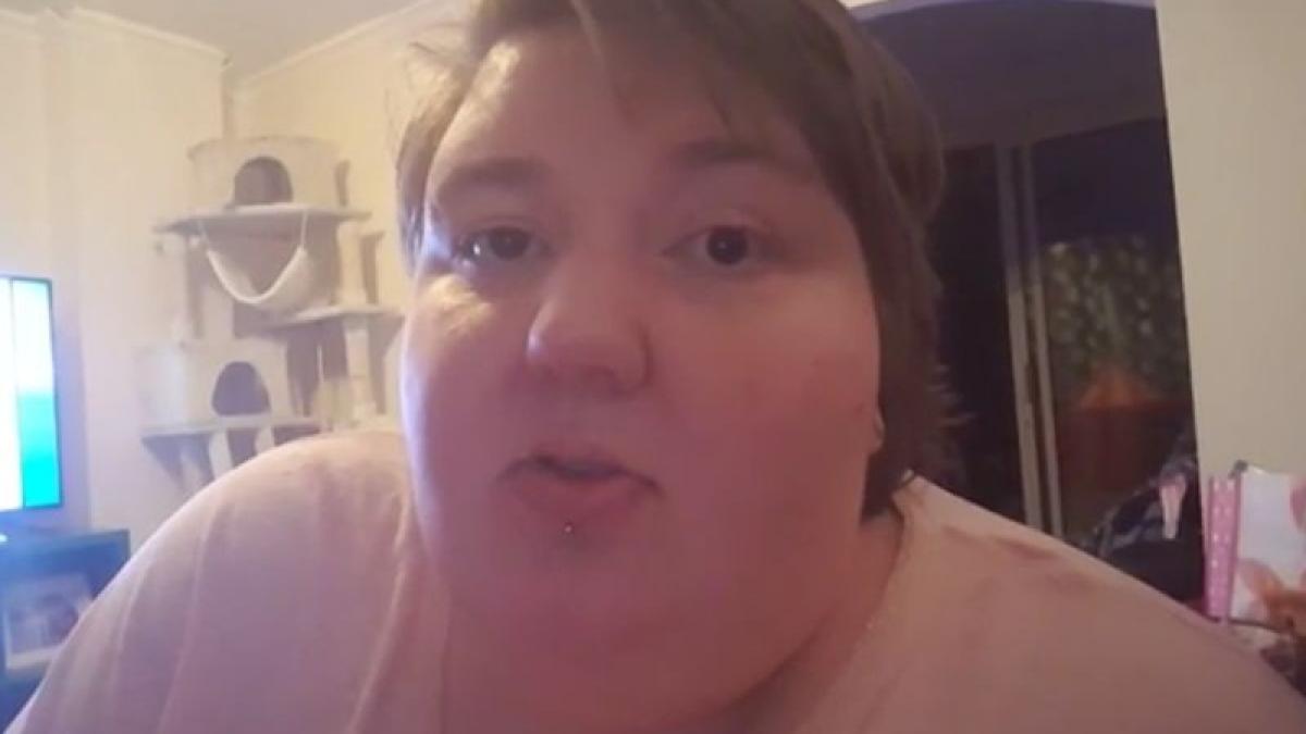 o mama obeza le cere strainilor sa doneze bani pentru operatia ei in timp ce ea se duce in vacanta