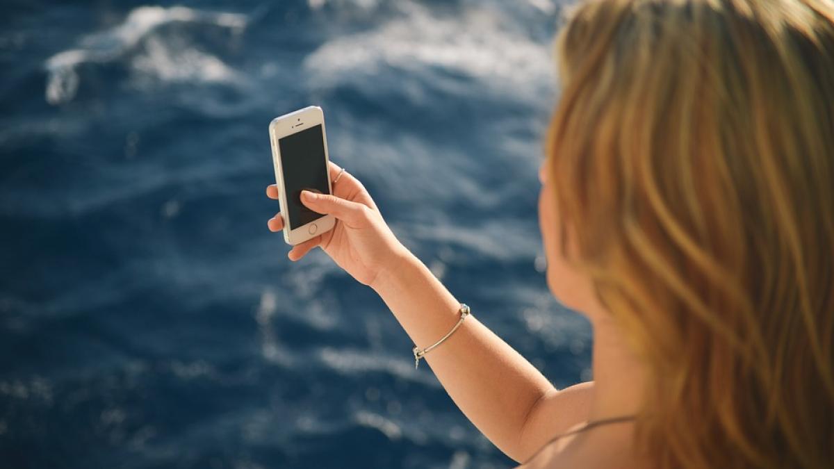 a postat o poza in care isi arata formele generoase iar fanii au sarit sa i spuna ca e prea grasa