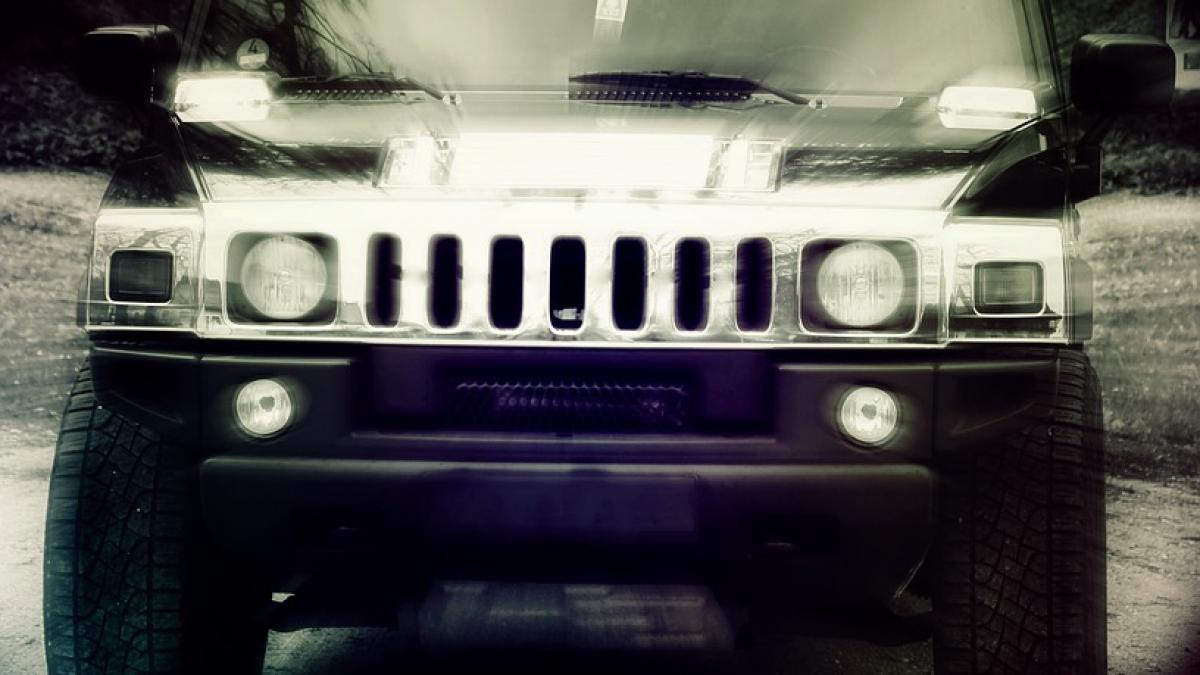 femeie trafic impuscata claxon jeep