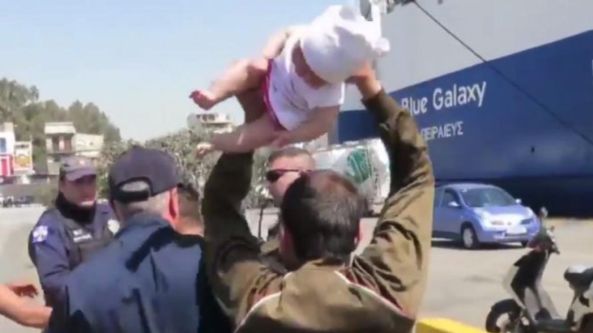 gest extrem facut de un refugiat dupa ce a smuls un bebelus din bratele mamei imagini socante