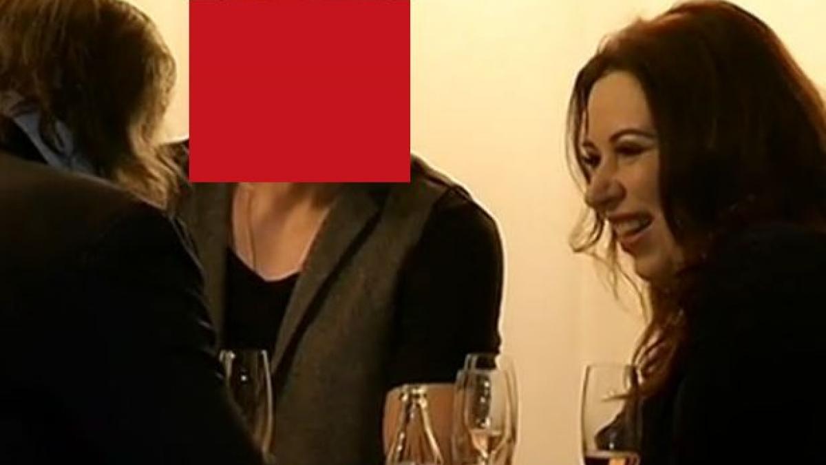 oana roman surprinsa in compania a doi barbati celebri