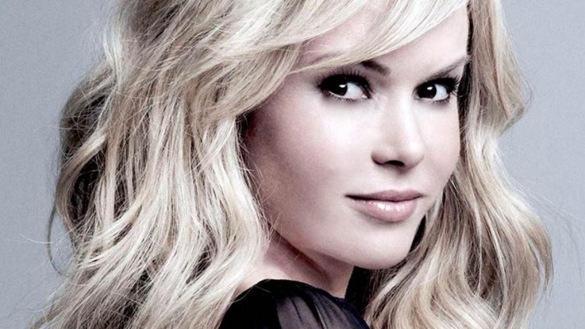 si a ridicat rochia in momentul urmator era pe jos