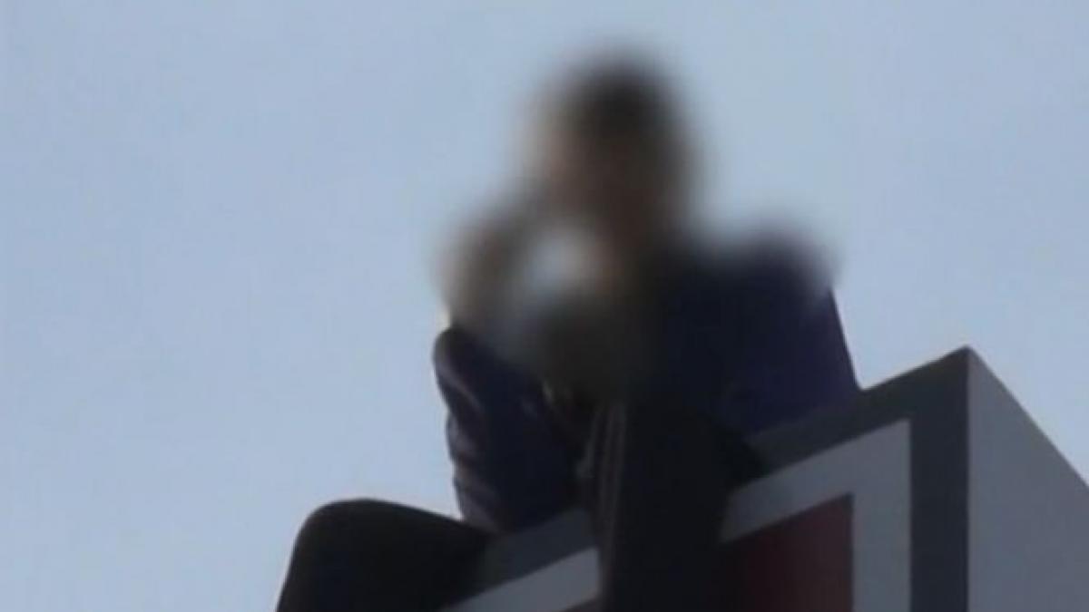 un barbat din iasi s a urcat pe o cladire si a amenintat ca se arunca