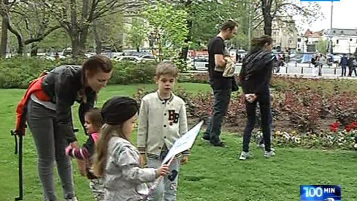 100 de minute parinti si copii in piata victoriei in semn de protest fata de toleranta violentei in