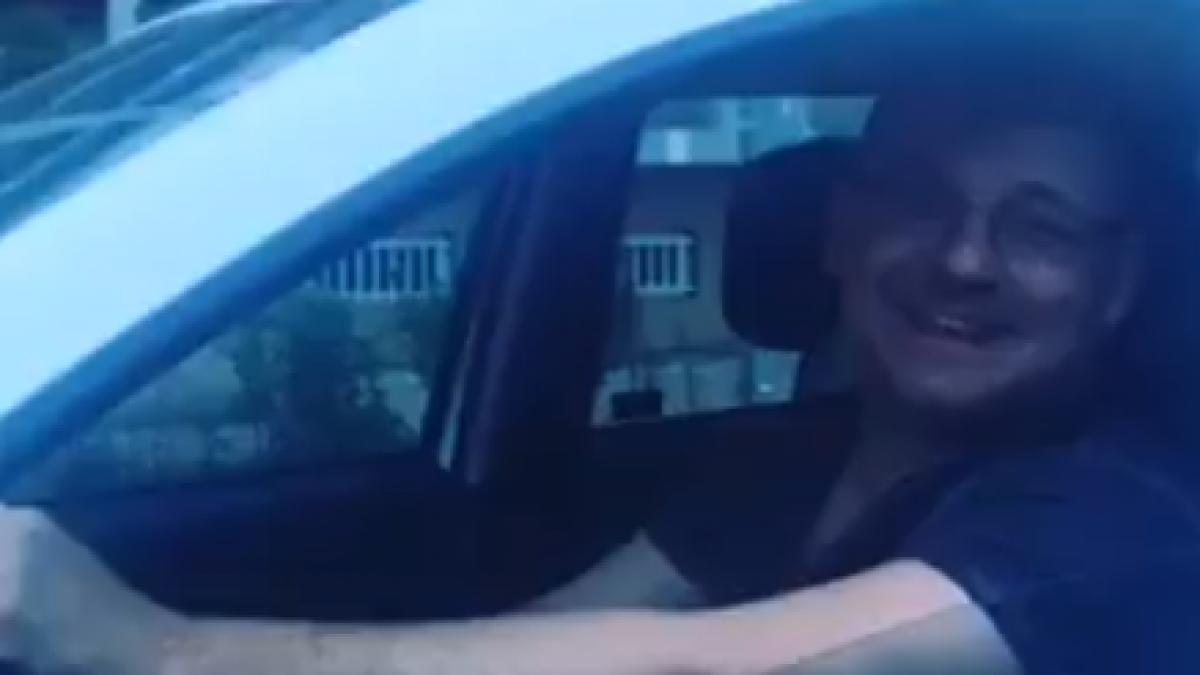 a oprit in trafic langa o masina din care se auzea o melodie de a ei reactia deliei a fost geniala