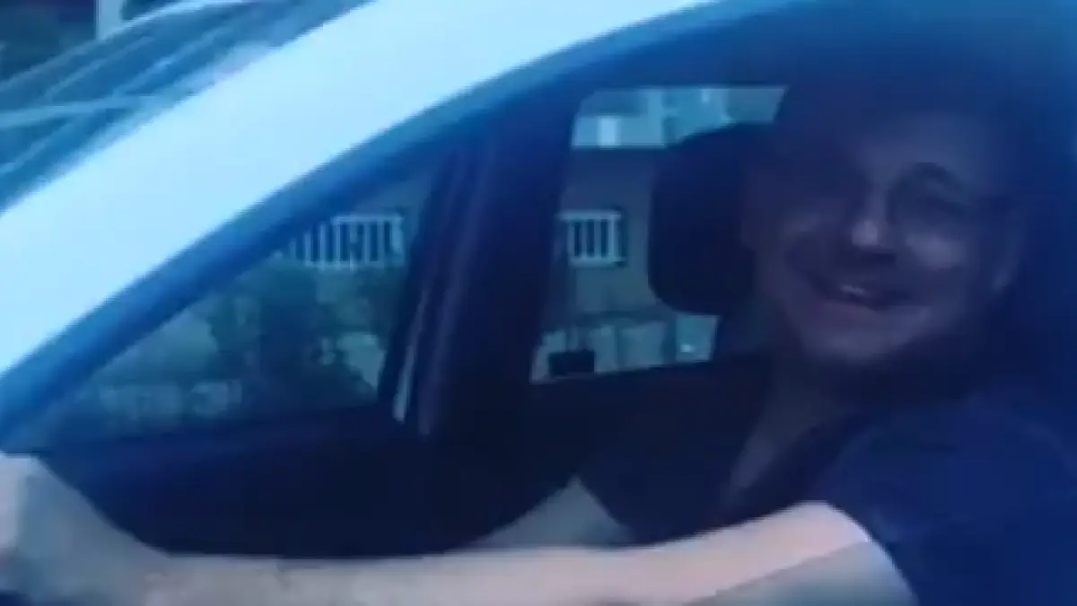 a oprit in trafic langa o masina din care se auzea o melodie de a ei reactia deliei a fost geniala