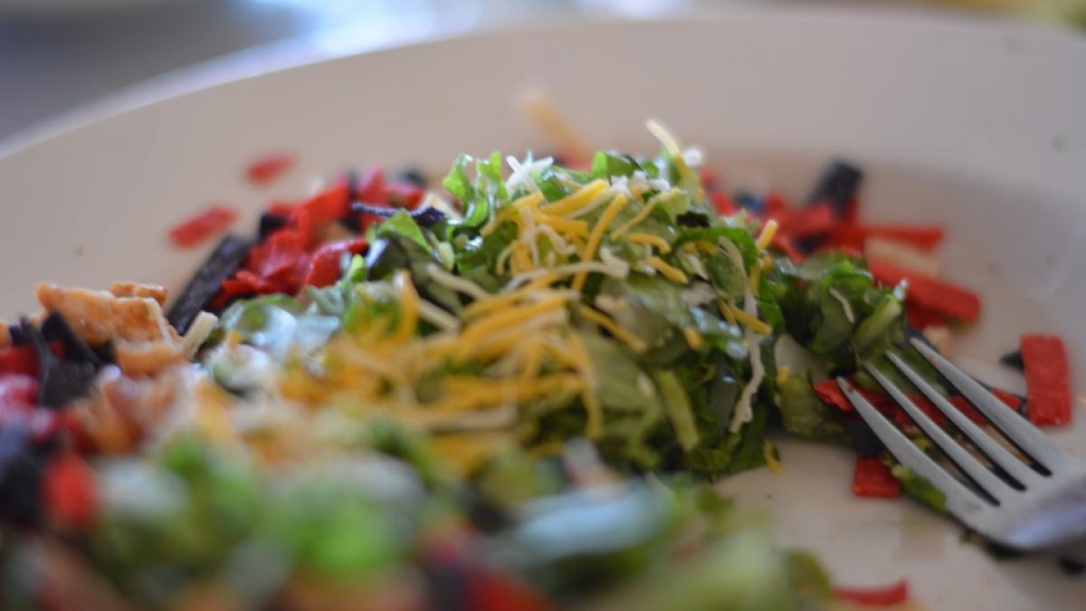 a vrut sa manance o salata sanatoasa ce a putut insa gasi in ea foto