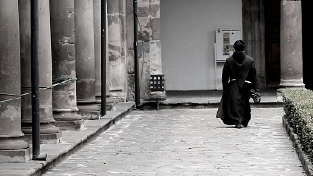 calugarul care a fugit cu banii de pictura ai manastirii bobota a fost prins