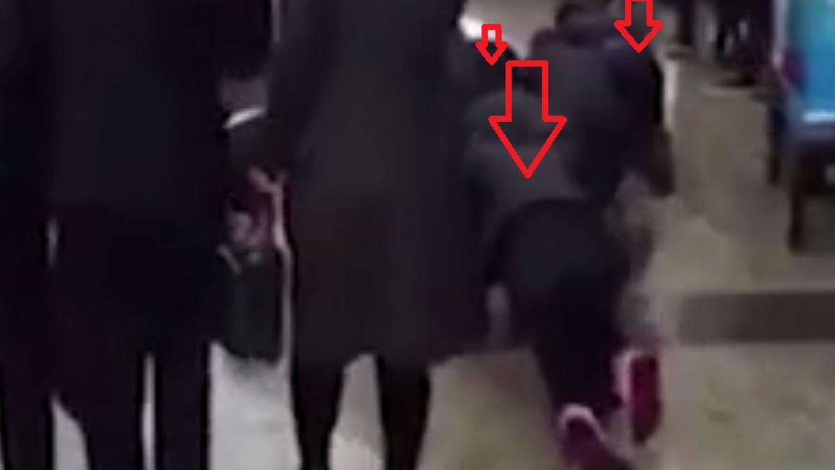 compania care si a fortat angajatii sa se tarasca in genunchi pe strada