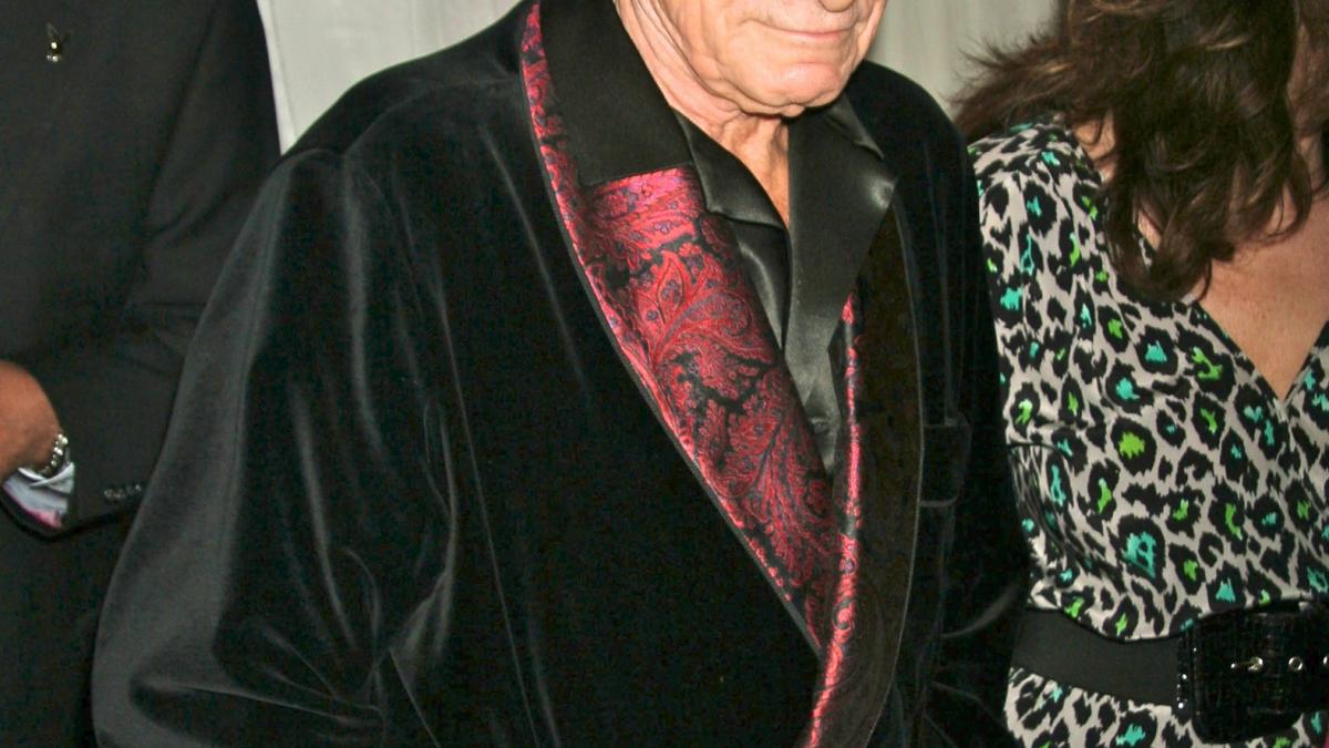 hugh hefner in doliu fratele lui mai mic a murit