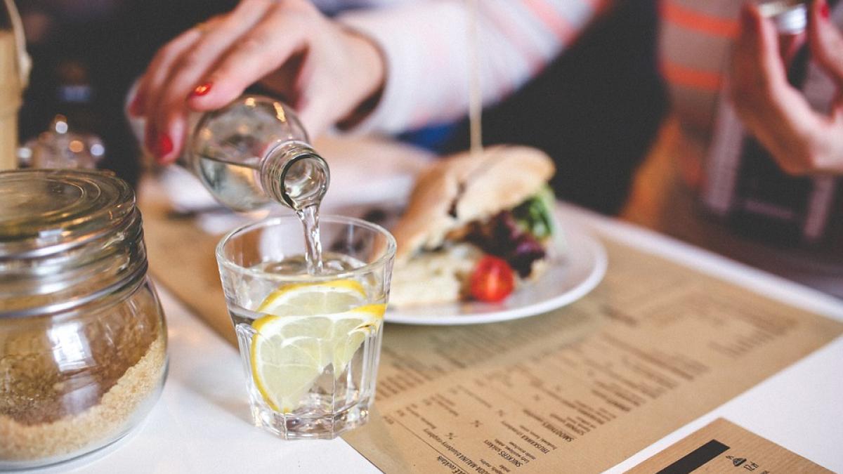 bei apa in timpul mesei medicii explica de ce trebuie sa renunti imediat la acest obicei