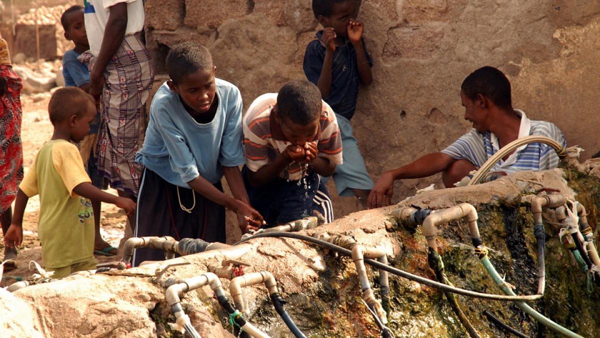 in fiecare an in bangladesh mor aproximativ 43 000 de oameni din cauza apei contaminate cu arsenic