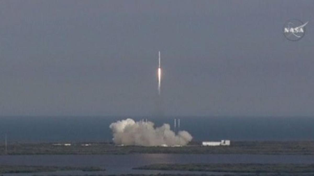 o racheta a companiei americane spacex a reusit pentru prima data o aterizare la punct fix