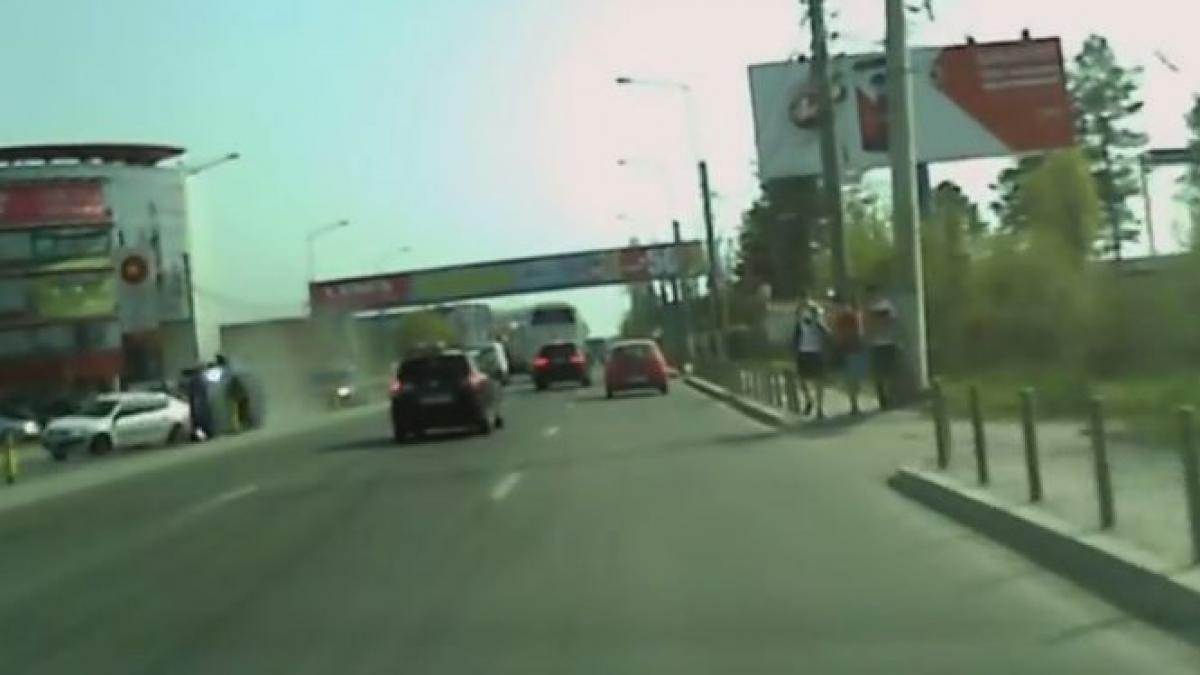 accident spectaculos filmat la iesirea din capitala o masina s a rasturnat