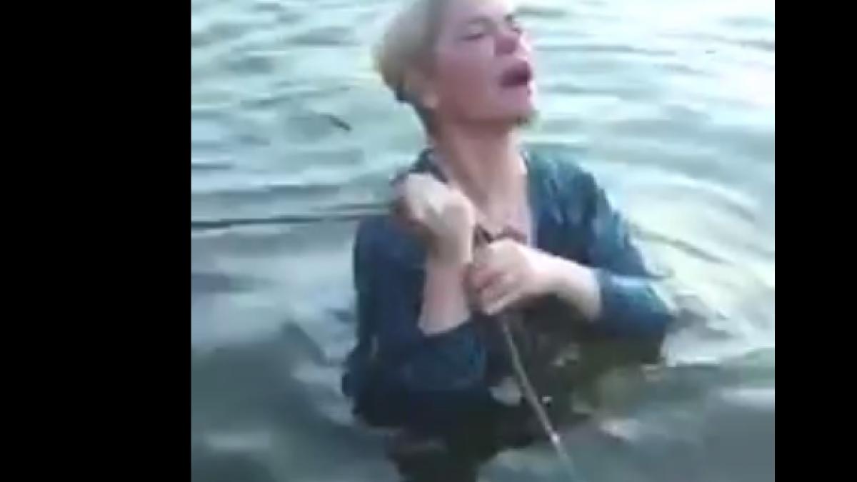 imagini socante loredana infasurata in franghii in apa