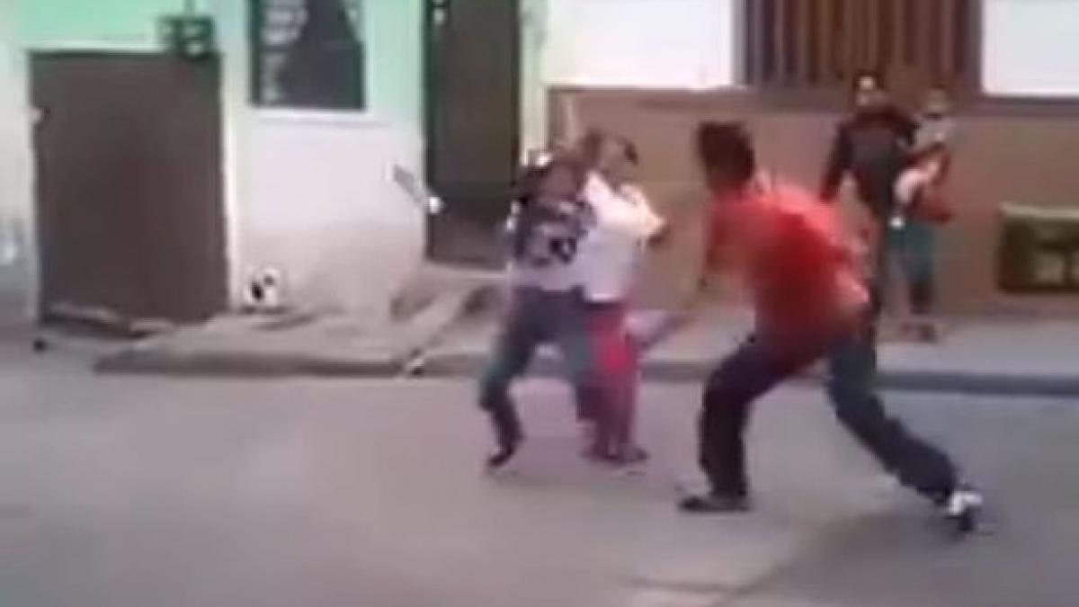 un barbat inarmat cu un cutit ameninta mai multe femei reactia uneia dintre ele l a surprins chiar